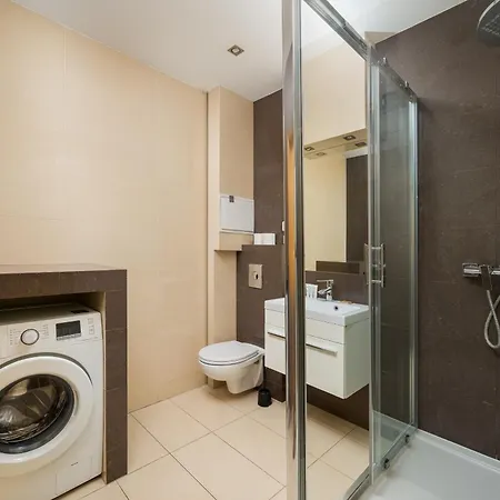 Lägenhet Main Square By Bookinghost